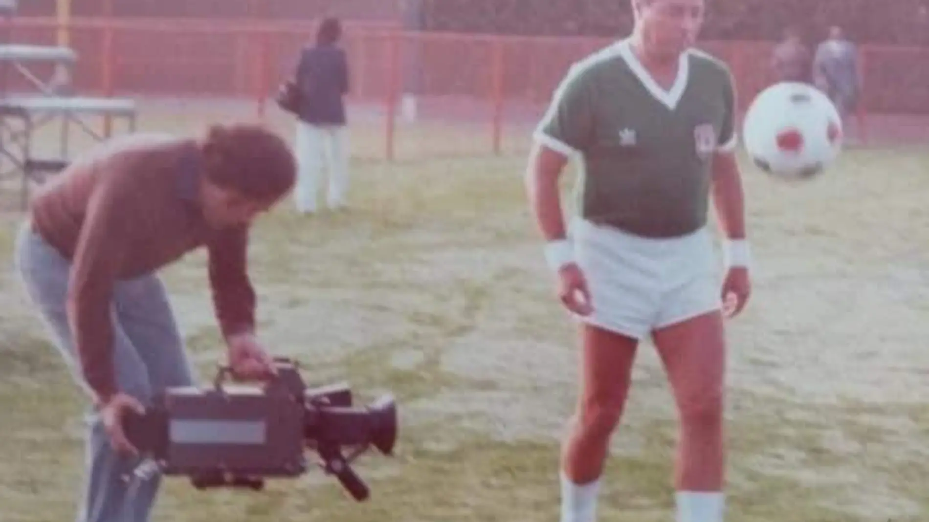 Alejandro Trujillo rompiendo el récord de dominar el balón